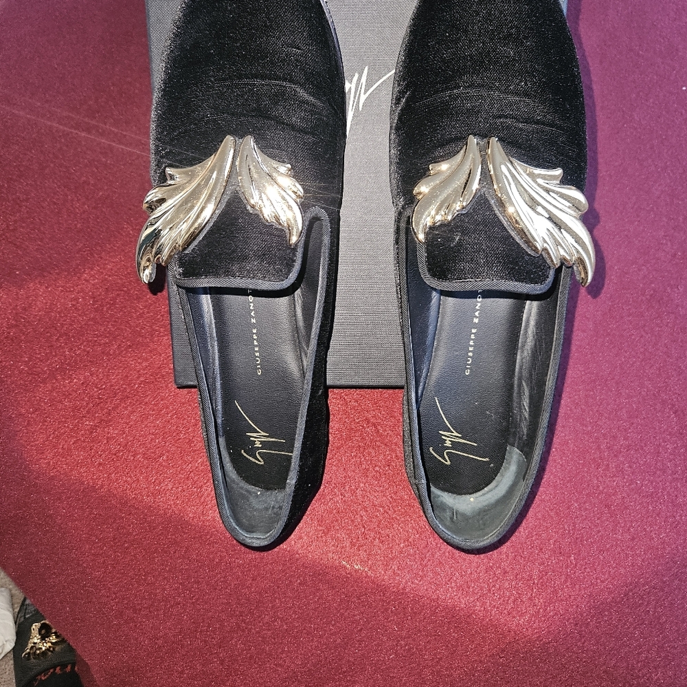 Chic Black Loafers with Gold Detailing - Picture 5 of 10